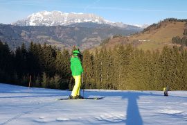 Skifahren auf Top-Pisten und drum herum ist es grün: So war es gerade in St. Johann in Salzburg. Die Wintersportfans harren dort des Naturschnees und der Kälte, die nun kommen soll.