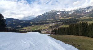 Die Talabfahrt in Scheffau. Eine weiße Schneise zieht sich durchs Grün. Das Skifahren funktioniert. 