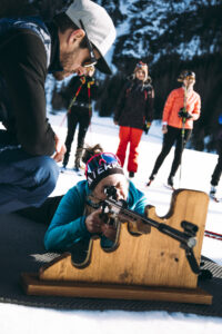 Das Team der Alpinzeit-Skischule hat sich noch eine kleine Herausforderung für die Skilangläuferinnen einfallen lassen: eine Biathlon-Einlage. Foto: Anne Kaiser Photography