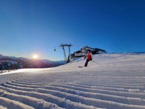 "Skikeriki" - das ist Skifahren beim ersten Hahnenschrei. Um 7.15 Uhr geht's in Nesslerhof nach Anmeldung jeden Mittwoch ganz früh auf die frisch präparierten Pisten. Die Panoramabahn bringt die Gäste auf den Berg. Nach ein paar Schwüngen gibt es Frühstück auf einer Hütte.