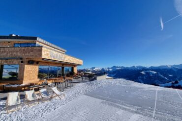 Trefflicher kann ein Name nicht sein: Die neue Sky-Lounge „Wolke 7“ auf dem Plateau des Kieserls (1954 Meter) im Skigebiet Großarl-Dorfgastein. Das Bergrestaurant verspricht im wahrsten Sinne des Wortes Hochgenuss mit gehobeneren Speisen