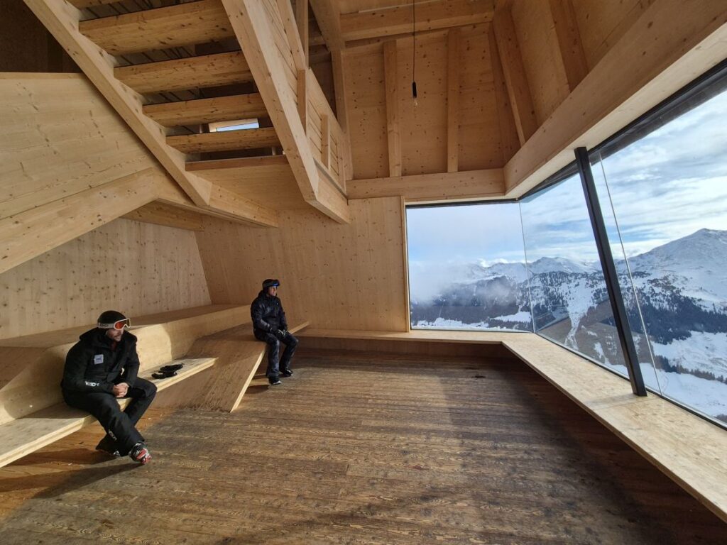 Wie in "der guten Stube": Blick in das Turmzimmer von "Top of Alpbachtal". Foto: Katja Bauroth