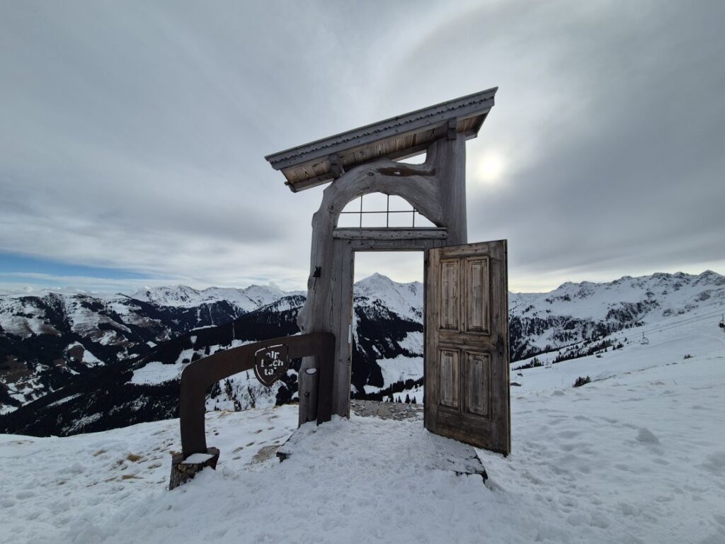Witzinger Fotopunkt: eine Holztür an der Piste. Foto: Katja Bauroth