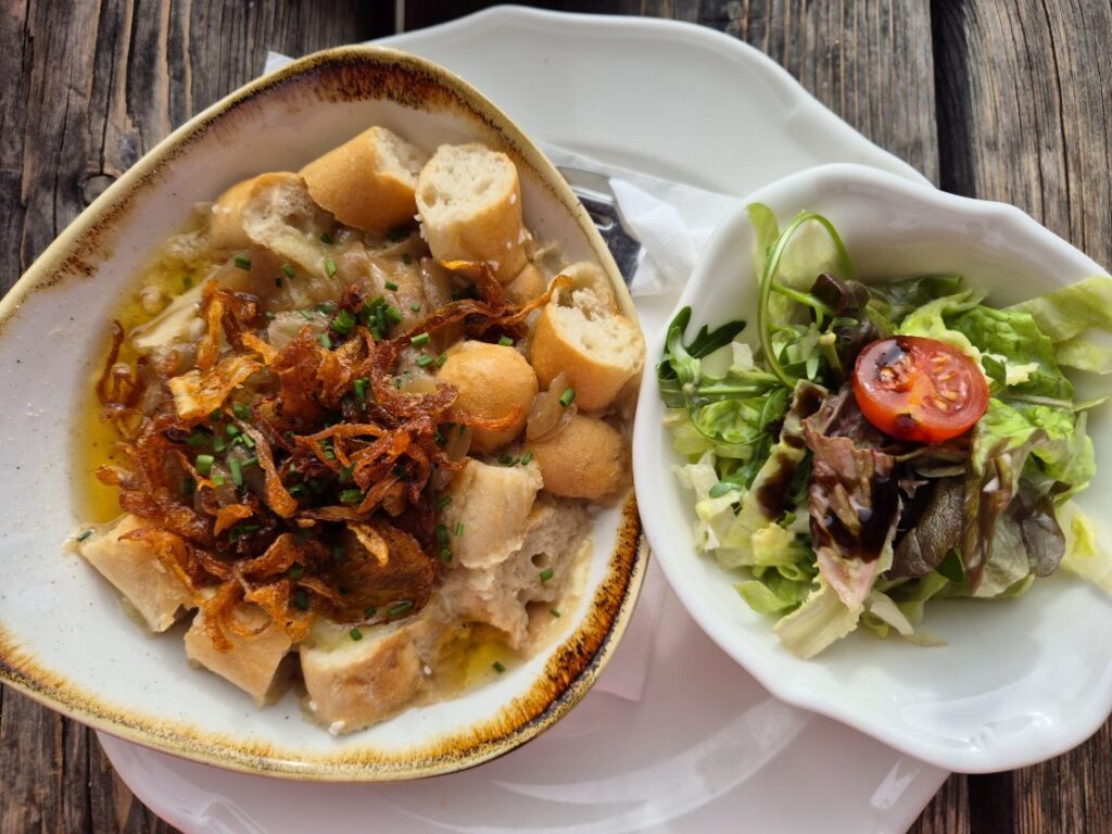 Ein typisch regionales Gericht: die Brezelsuppe (mit Salat). Foto: Katja Bauroth