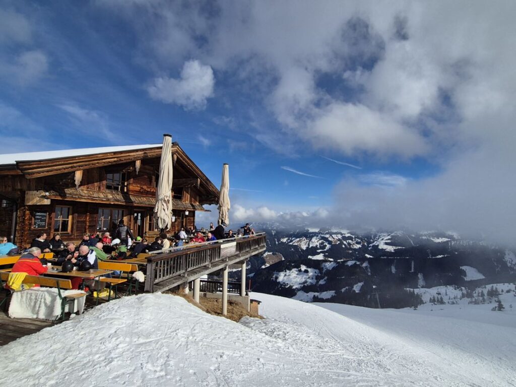 Die Hütte "Gipfö Hit" am Schatzberg mit ihrer schönen Sonnenterrasse. Am Samstag war es zwar immer mal wieder bewölkt und Nebel stieg auf, doch die Sonne setzte sich gerade zur Mittags- und Nachmittagszeit hier durch. Foto: Katja Bauroth